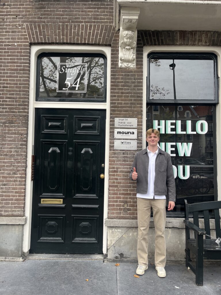 Pepijn bij het kantoor van Lotties Period in Amsterdam